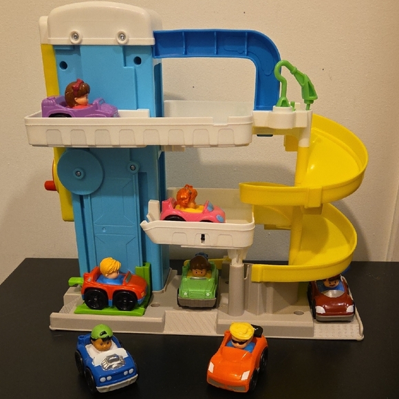 Little People Helpful Neighbors Car Garage Ramp with 7 Wheelie Cars - Picture 9 of 9